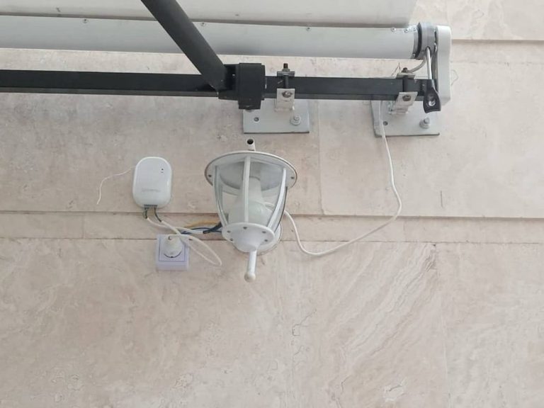 نمای نزدیک محور، بازو و اتصالات دیواری سایبان برقی پارکینگ